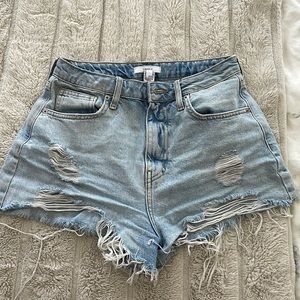LIGHT WASH DISTRESSED JEAN SHORTS
